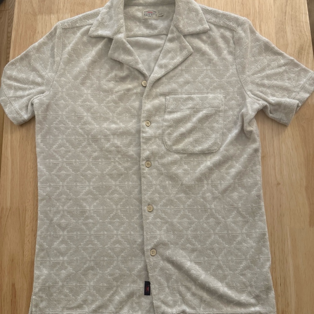Men's Faherty Terry camp collar button up shirt size XS tan and beige patterned